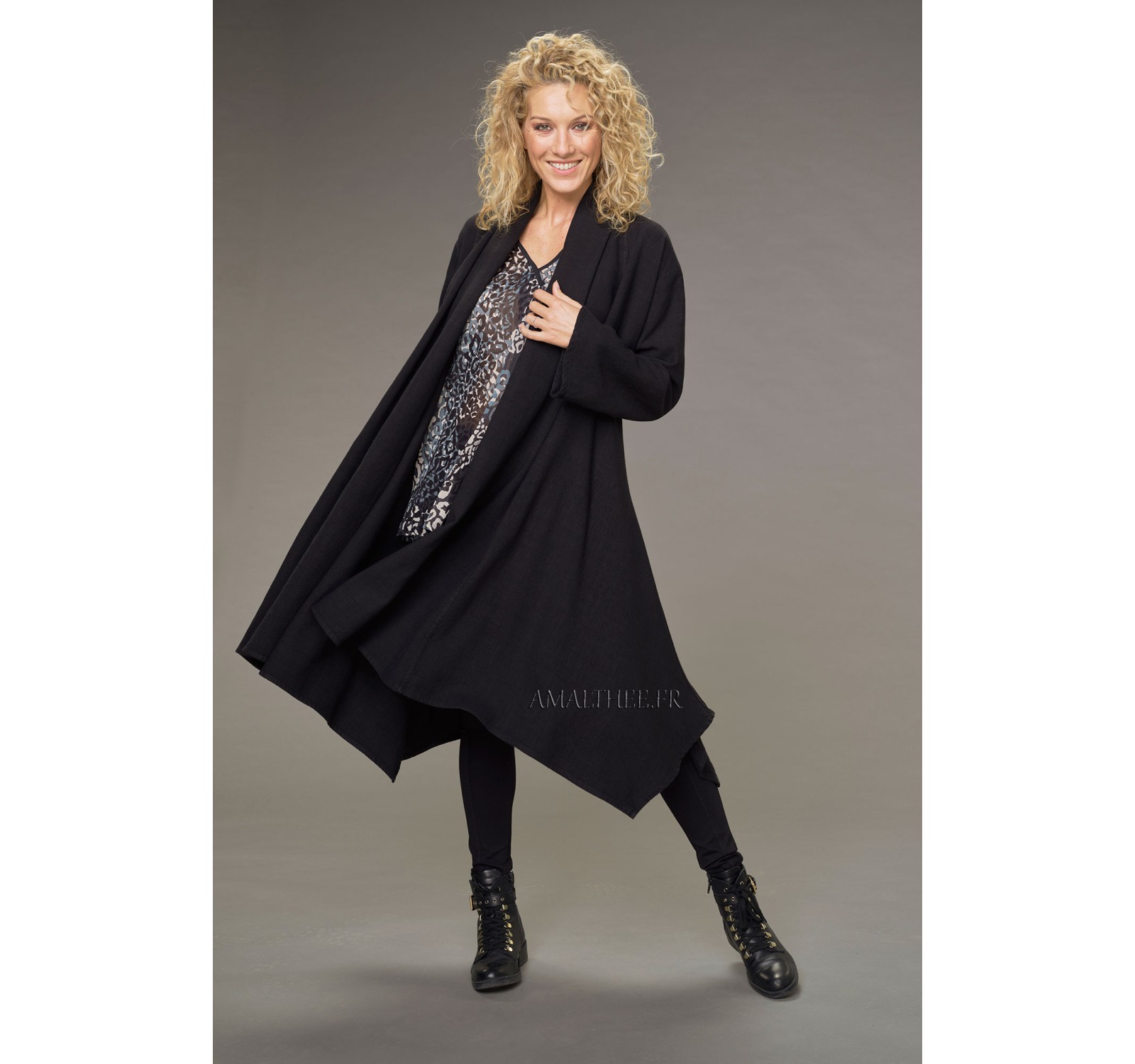 MANTEAU ADELE LONG DESTRUCTURE EN  LIN ET LAINE COULEUR NOIR ET TUNIQUE ALAYA IMPRIME