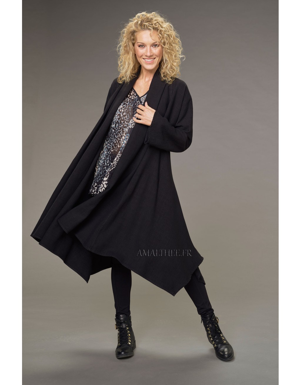 MANTEAU ADELE LONG DESTRUCTURE EN  LIN ET LAINE COULEUR NOIR ET TUNIQUE ALAYA IMPRIME