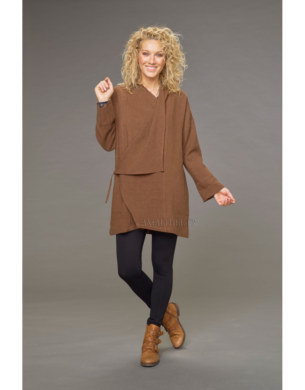 MANTEAU LISE EN LIN LAINE COULEUR CAMEL AVEC DRAPE SUR LE DEVANT AVEC LA  TUNIQUE ALAYA DESTRUCTUREE