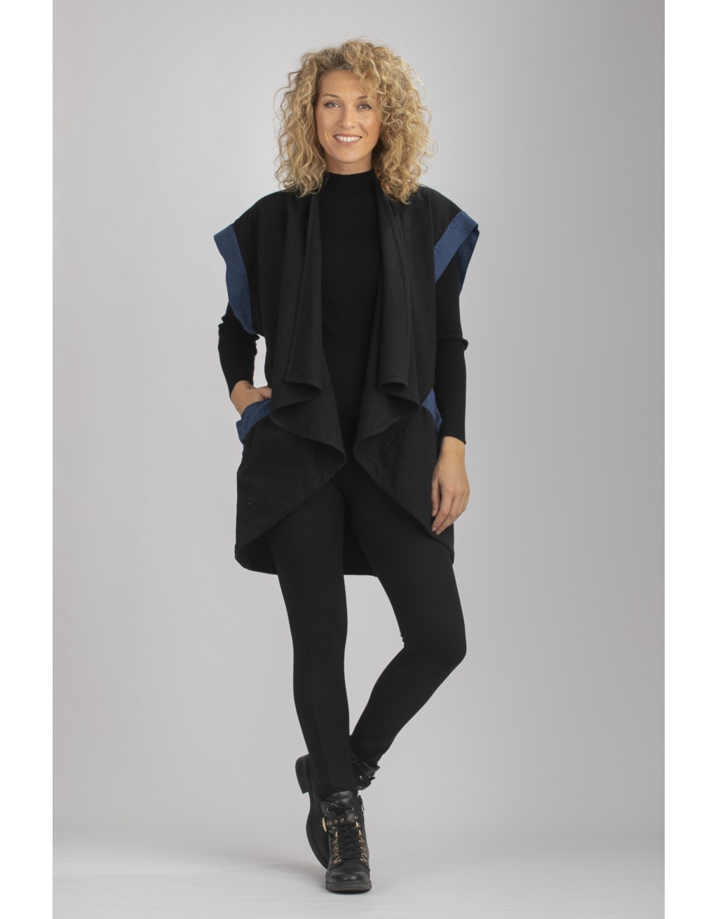 GILET VESTE ALICE SANS MANCHES EN LIN LAINE BICOLORE NOIR ET BLEU INDIGO AVEC PANTALON JUPE CULOTTE COULEUR INDIGO EN LIN EPAIS