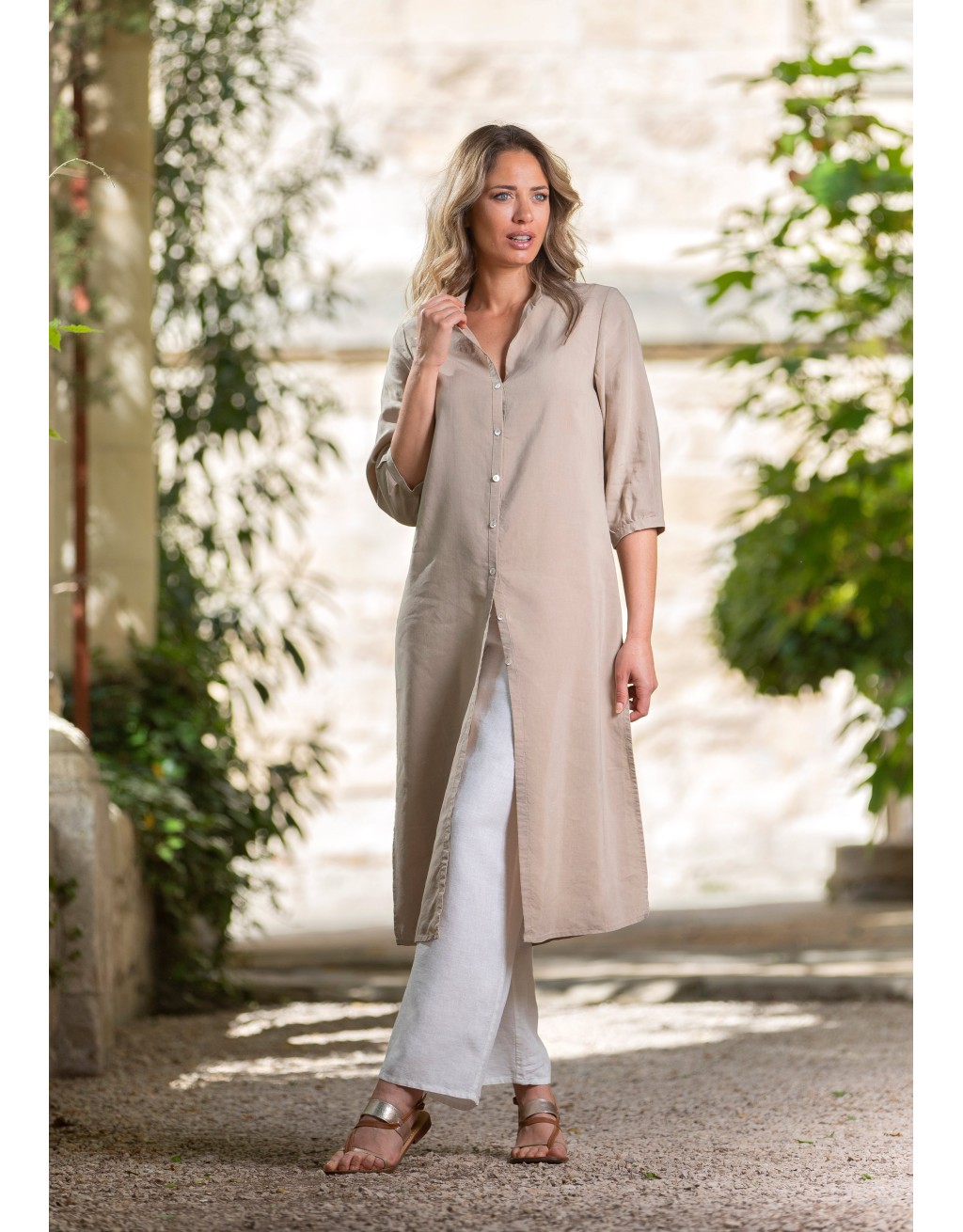 TUNIQUE EN LIN TENCEL BEIGE AYA  SUR PANTALON EN LIN BLANC