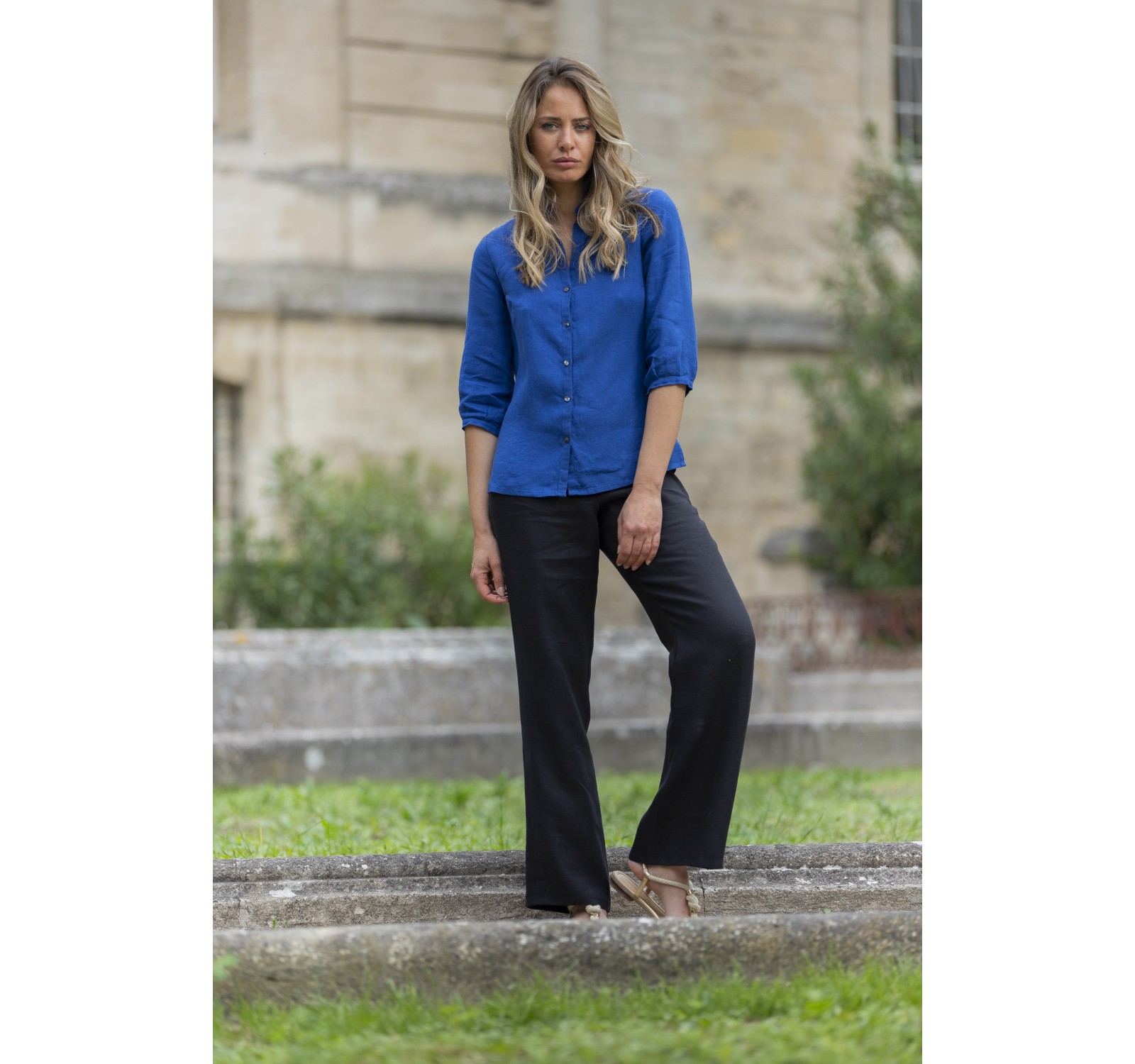 CHEMISE CELIA EN LIN COULEUR BLEU ROI SUR PANTALON NOIR