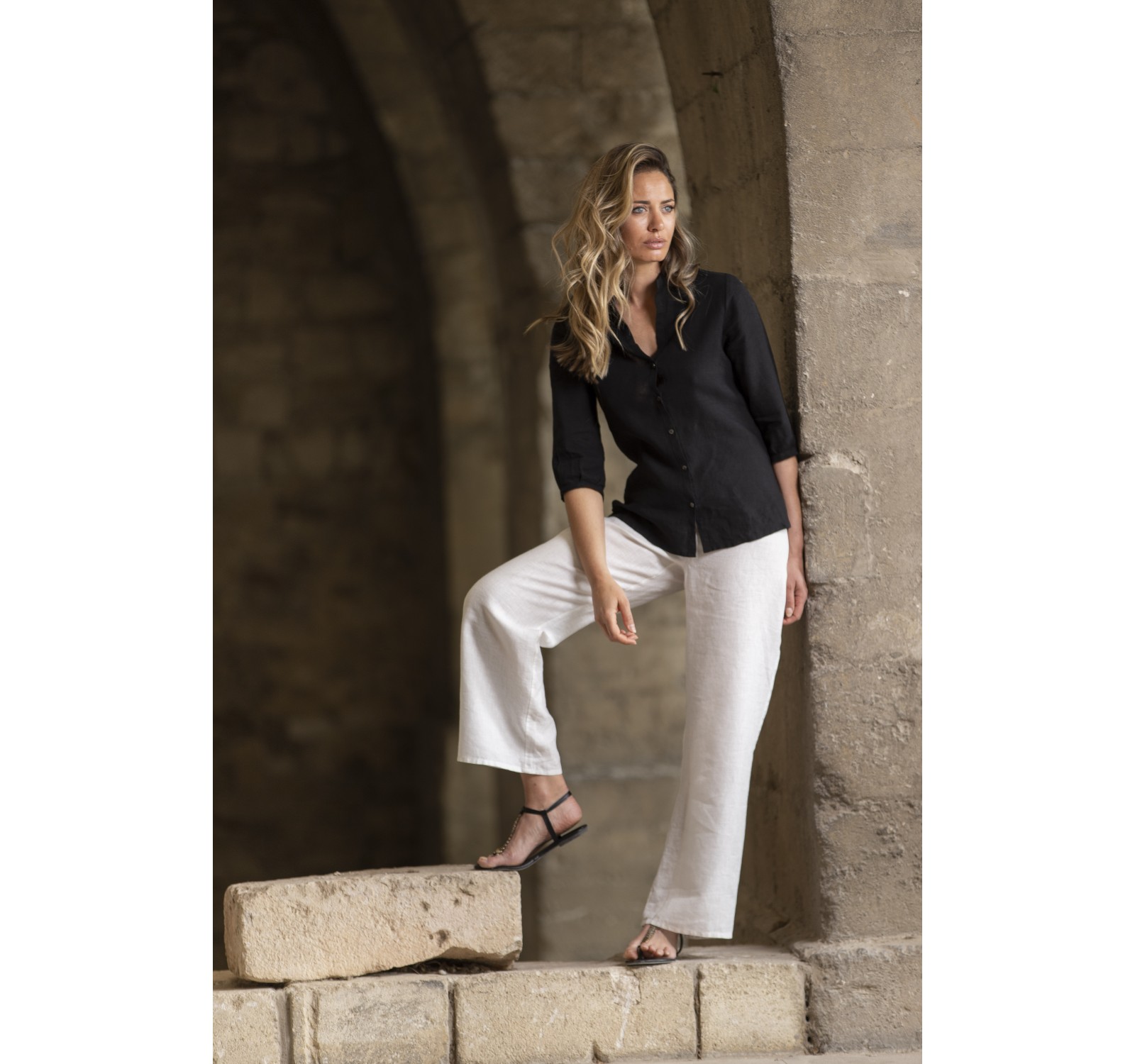 CHEMISE CELIA EN LIN NOIR SUR PANTALON BLANC